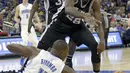 Pemain Spurs, Livio Jean-Charles #28 berebut bola dengan pemain Orlando Magic, Bismack Biyombo #11 pada laga NBA preseason basketball di Orlando. (AP/John Raoux)