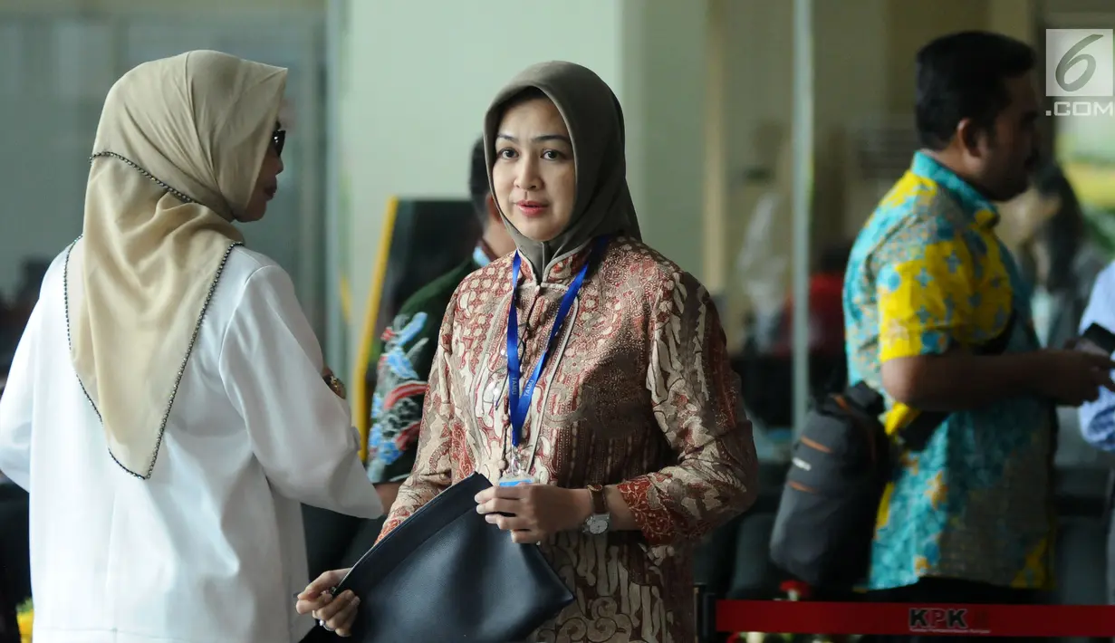 Wali Kota Tangerang Selatan yang juga Ketua Dewan Pengurus Apeksi, Airin Rachmi Diany (tengah) saat tiba di Gedung KPK Jakarta, Kamis (18/1). Airin bertemu dengan pimpinan KPK untuk memperkuat pencegahan korupsi. (Liputan6.com/Helmi Fithriansyah)