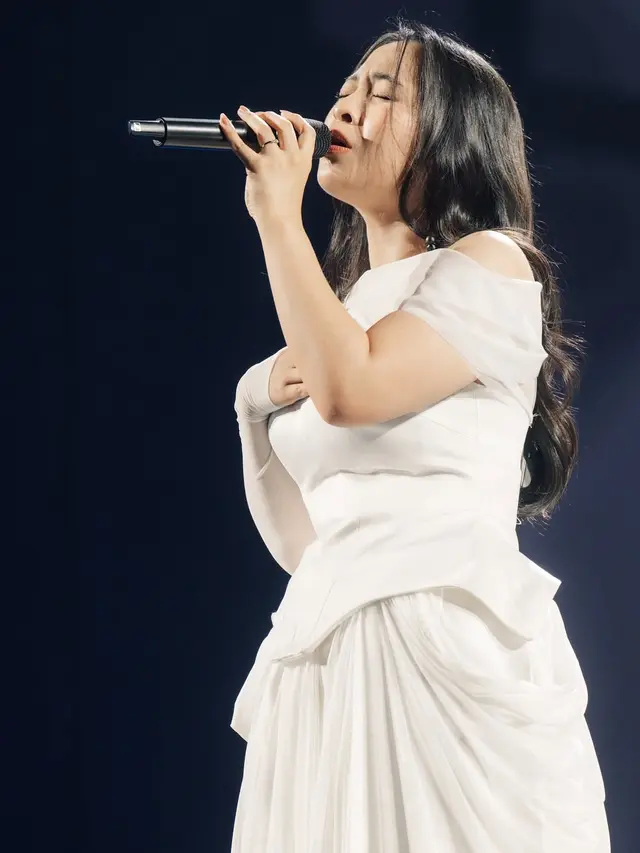 Biasa Tampil Serba Hitam, 6 Pesona Bernadya Bak Bidadari dalam Balutan Gaun Putih di Konser Rossa