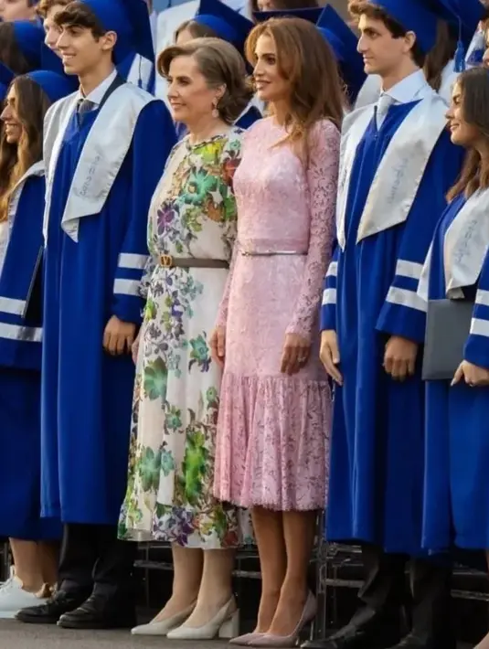 Gaya busana Ratu Rania ini bisa jadi inspirasi para ibu untuk tampil menawan yang effortless [@hm.queenrania]