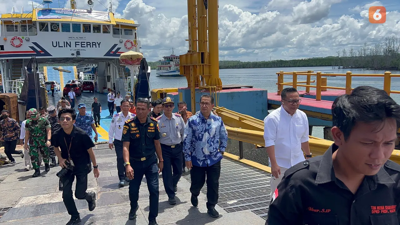 Pj Gubernur Kaltim Akmal Malik tinjau pelabuhan penyeberangan Karingau (Liputan6.com/Istimewa)