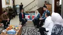 Suasana saat Presiden Joko Widodo berkunjung ke kediaman almarhum Sys NS di Kawasan Kemang, Jakarta (2/2). Dalam kesempatan tersebut, presiden juga sempat menceritakan pertemuan terakhirnya dengan almarhum Sys NS. (Liputan6.com/Pool/Biro Pers Setpres)