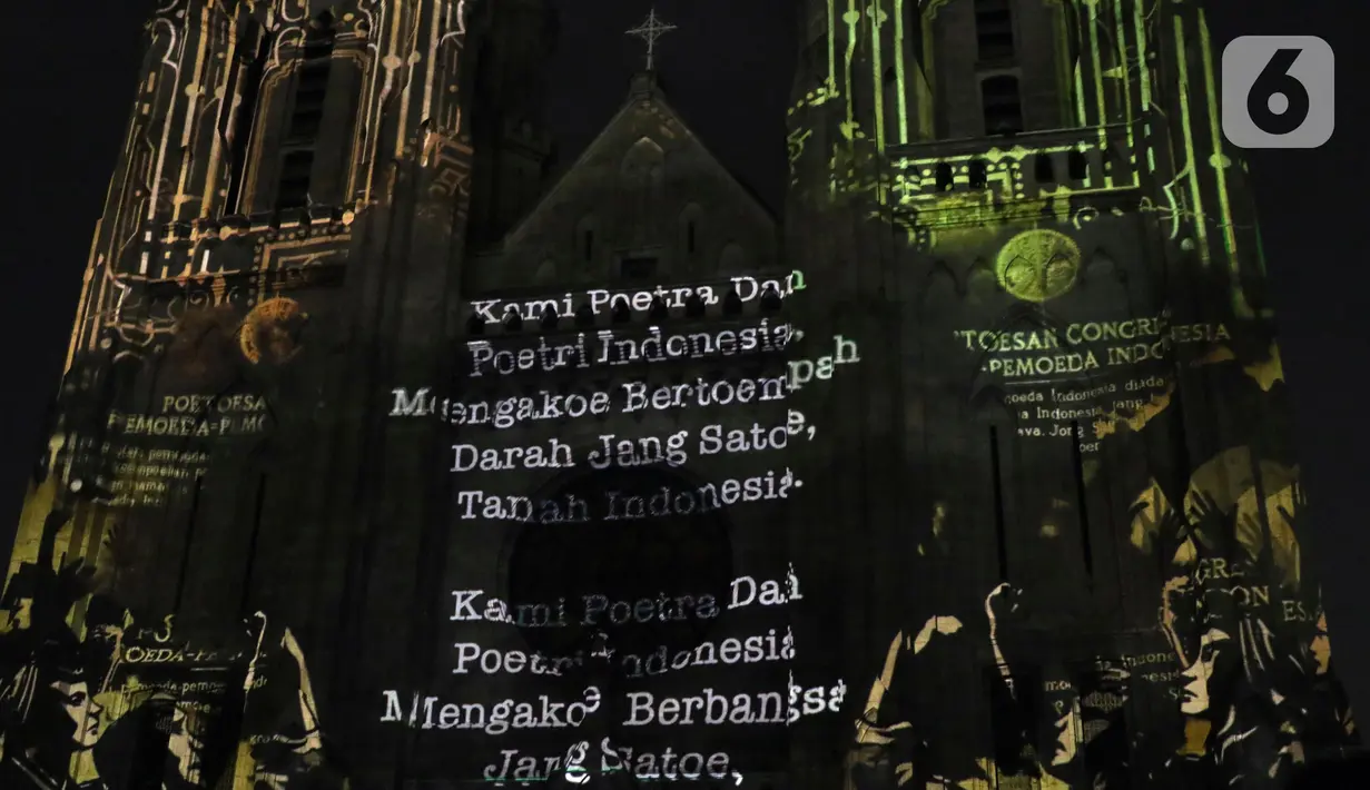 Pemutaran video mapping di Gereja Katedral menampilkan hasil Kongres Pemuda II atau yang dikenal dengan Sumpah Pemuda, Jakarta, Minggu (27/12/2019). Pemutaran video mapping ini untuk memperingati Hari Sumpah Pemuda ke-91 dan berlangsung hingga 28 Oktober. (Liputan6.com/Helmi Fithriansyah)