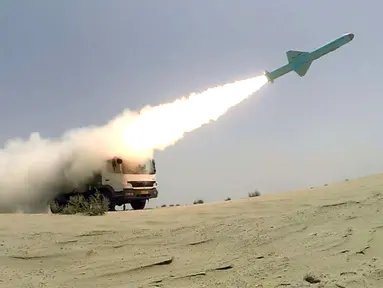 Rudal ditembakkan dari truk ke laut saat latihan militer Iran di sepanjang Teluk Oman, Kamis (18/6/2020). Angkatan Laut Iran sukses menguji coba rudal jelajah generasi baru buatan dalam negeri. (Iranian Army office/AFP)