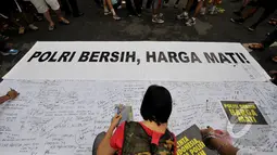 Ratusan orang yang hadir saat Car Free Day ikut membubuhkan tanda tangan mereka sebagai bentuk dukungan untuk Polri bersih, Jakarta, Minggu (18/1/ 2015). (Liputan6.com/Miftahul Hayat)