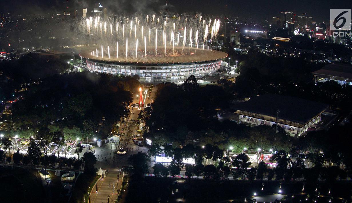Pesta kembang api menyemarakkan upacara pembukaan Asian Games 2018 di Stadion Utama Gelora Bung Karno (SUGBK), Senayan, Jakarta, Sabtu (18/8). (Bola.com/ Iqbal Ichsan)