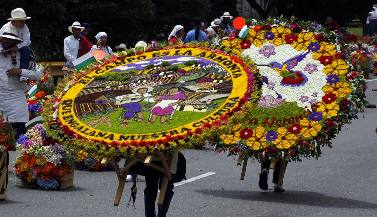 Dalam parade ini, setiap orang yang berpartisipasi nampak menggendong karangan bunga yang disebut silletero.  (AFP/Fredy Builes)