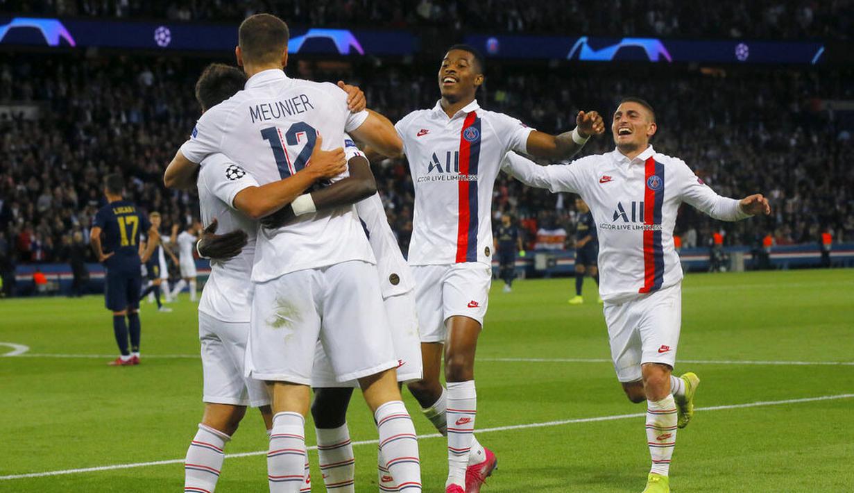 Para pemain Paris Saint-Germain merayakan gol yang dicetak oleh Thomas Meunier ke gawang Real Madrid pada laga Liga Champions di Stadion Parc des Princes, Rabu (18/9/2019). PSG menang 3-0 atas Real Madrid. (AP/Michel Euler)