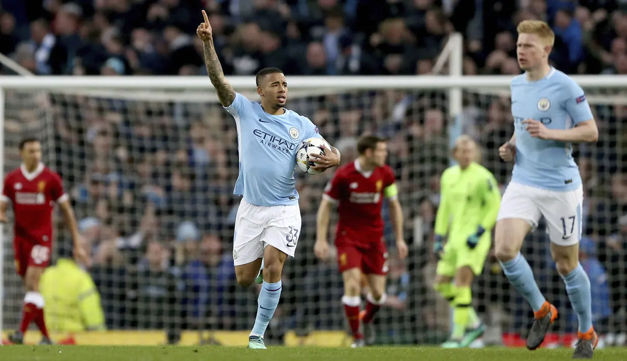 Striker Manchester City, Gabriel Jesus, melakukan selebrasi usai mencetak gol ke gawang Liverpool pada laga leg kedua perempat final Liga Champions di Stadion Etihad, Rabu (11/4/2018). Manchester City takluk 1-2 dari Liverpool. (AP/Tim Goode)