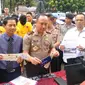 Tiga orang pelaku pemalsuan STNK ditangkap Ditektorat Reskrim Kriminal Khusus (Ditreskrimsus) Polda Jawa Barat. (Liputan6.com/Aditya Prakasa)