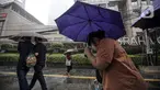 Warga menerjang hujan deras di kawasan Jalan Sudirman, Jakarta, Jumat (9/12/2022). Penjabat Gubernur DKI Jakarta Heru Budi Hartono menyebut pihaknya akan mengkaji penerapan bekerja dari rumah atau work from home (WFH), hal ini berkaitan dengan arahan dari Presiden Joko Widodo atau Jokowi tentang potensi cuaca ekstrem pada penghujung 2022. (Liputan6.com/Faizal Fanani)