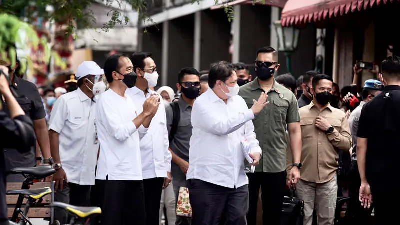 Menko Airlangga ketika mendampingi Presiden Jokowi menyerahkan Bantuan Tunai untuk Pedagang Kaki Lima dan Warung (BT-PKLW) di Malioboro