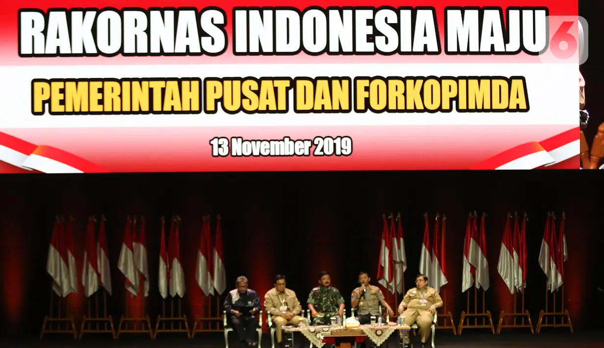 Kapolri Jenderal Pol Idham Aziz (kedua kanan) dan Panglima TNI Marsekal TNI Hadi Tjahjanto (tengah) saat diskusi panel VIII Rakornas Indonesia Maju antara Pemerintah Pusat dan Forum Koordinasi Pimpinan Daerah (Forkopimda) di Bogor, Jawa Barat, Rabu (13/11/2019). (Liputan6.com/Herman Zakharia)