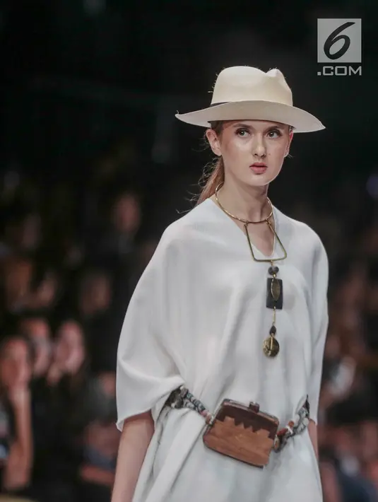 Model memeragakan busana rancangan Novita Yunus dalam Jakarta Fashion Week 2019 di Senayan City, Jakarta, Rabu (24/10). Novita mengusung tema Pesona Sisterhood. (Liputan6.com/Faizal Fanani)