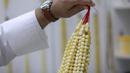 Tasbih adalah bentuk manik-manik yang digunakan untuk menghitung pengulangan doa. (AFP/YASSER AL-ZAYYAT)