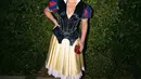Begitupun dengan Demi Lovato, Halloween tahun ini mengenakan kostum snow white dengan atasan navy velvet, dan rok pleated kuning. [@ddlovato]