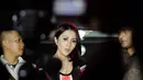 Aida Saksia melaporkan sang suami, Rindra ke Polres Jakarta Selatan atas tindak kekerasan yang ia alami belum lama ini, Minggu (16/11/2014). (Liputan6.com/Faizal Fanani)