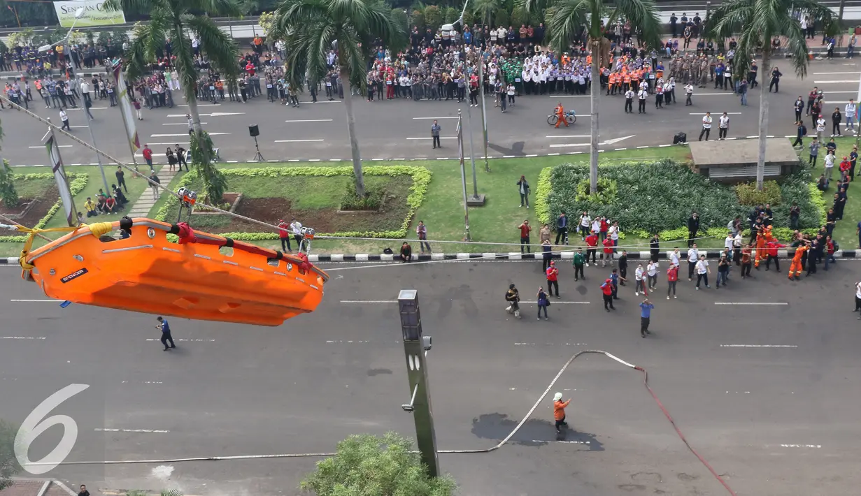 Petugas damkar melakukan evakuasi korban saat simulasi penanggulangan kebakaran di Senayan City, Jakarta, Kamis (26/11). Simulasi dilakukan untuk melatih kesiap-siagaan pengelola pusat belanja dalam menghadapi kebakaran. (Liputan6.com/Herman Zakharia)
