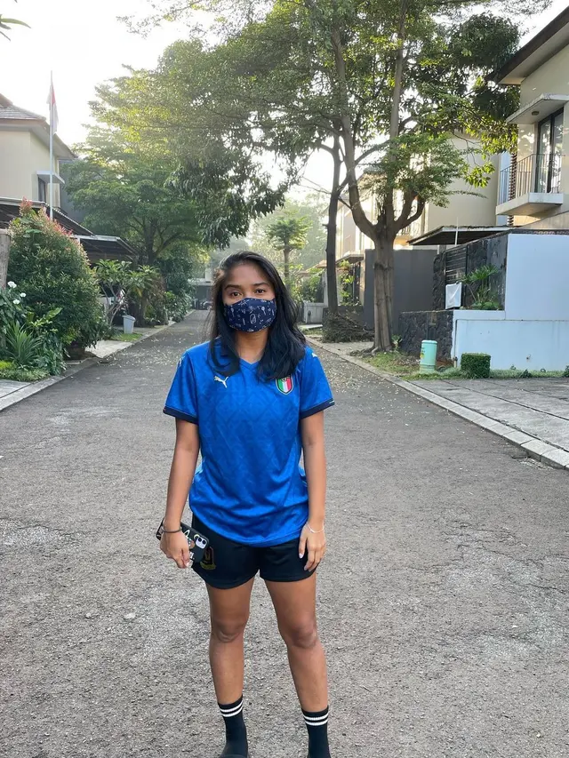 6 Potret Ade Mustika di Luar Lapangan, Kapten Timnas Putri Indonesia
