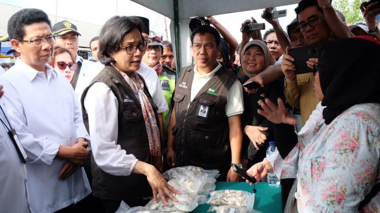 Menteri Keuangan Sri Mulyani Indrawati memantau langsung Program Pembiayaan Ultra Mikro (UMi) di Belawan, Kota Medan, Sumatera Utara, Selasa (16/1/2018). (Reza Efendi/Liputan6.com)