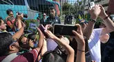 Penyerang Iran, Mehdi Taremi, memberikan tanda tangan untuk para penggemar di luar Hotel Marriott sebelum berangkat untuk sesi latihan di Tijuana, Meksiko, pada 10 Juni 2026, menjelang turnamen sepak bola Piala Dunia FIFA 2026. (Guillermo Arias/AFP)
