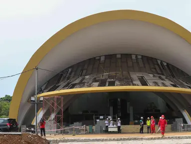 Pekerja menyelesaikan revitalisasi keong emas di Taman Mini Indonesia Indah (TMII), Jakarta Timur, Selasa (12/7/2022). Progres revitalisasi Taman Mini Indonesia Indah (TMII) secara fisik telah mencapai sekitar 70 hingga 80 persen dan ditargetkan rampung bulan ini. (Liputan6.com/Herman Zakharia)