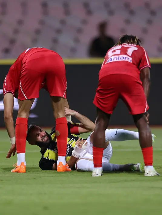 <p>Namun ketika laga baru berjalan 42 menit, striker 35 tahun itu terjatuh dan tidak bisa lagi melanjutkan pertandingan. (Abdel Ghani BASHIR/AFP)</p>
