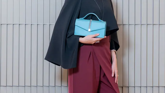 Inspirasi Gaya Ramadan ala Aaliyah Massaid, Atasan Unik Berpadu dengan Envelop Bag