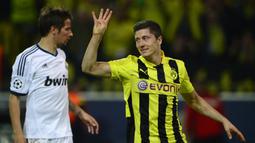 Borussia Dortmund vs Real Madrid. Jose Mourinho bersama Real Madrid kalah telak 1-4 dari tuan rumah Borussia Dortmund yang ditukangi Jurgen Klopp dalam leg pertama semifinal Liga Champions 2012/2013, 24 April 2013. Keempat gol Borussia Dortmund dicetak Robert Lewandowski. (AFP/John MacDougall)