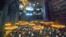 Jemaah mengenakan masker dan menerapkan jaga jarak untuk menghindari penularan COVID-19 saat melaksanakan salat Idul Adha di Hagia Sophia, Istanbul, Turki, Jumat (31/7/2020). Ini merupakan salat Idul Adha pertama di Hagia Sophia setelah dialihfungsikan dari museum menjadi masjid. (Pool via AP)