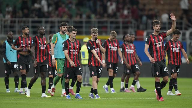 Ekspresi skuad AC Milan usai ditekuk oleh Cremonese di giornata 1 Serie A 2025/2026 di San Siro, Minggu (24/08/2025). (AP Photo/Luca Bruno)