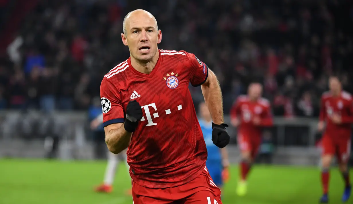 4. Arjen Robben - Semakin menua nya Robben membuatnya sering di rotasi dnegan pemain lain. Terlebih lagi kecepatannya yang terus menurun membuatnya bersedia akan turun sekitar 3 poin dari ratingnya saat ini yaitu 84. (AFP/Sven Hoppe)