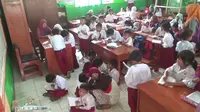 Siswa SD di Bogor belajar di kelas dengan situasi yang tidak kondusif. Ini menyusul ambruknya ruang kelas di sekolah tersebut. (Liputan6.com/Achmad Sudarno)