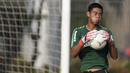 Kiper Timnas Indonesia U-22, Satria Tama, menangkap bola saat latihan di Lapangan ABC Senayan, Jakarta, Kamis (14/2). Latihan ini merupakan persiapan terakhir jelang Piala AFF U-22 2019 di Kamboja. (Bola.com/M. Iqbal Ichsan)