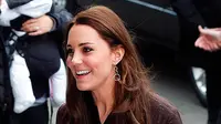 Kate Middleton menggunakan anting emas buatan Indonesia. 