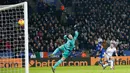 Kiper Chelsea, Thibaut Courtois gagal menghalau bola tendangan gelandang Leicester City, Riyad Mahrez pada lanjutan liga Inggris di King Power Stadium, Liecester (15/12). Leicester menang atas Chelsea dengan skor 2-1. (Reuters/Carl Recine)