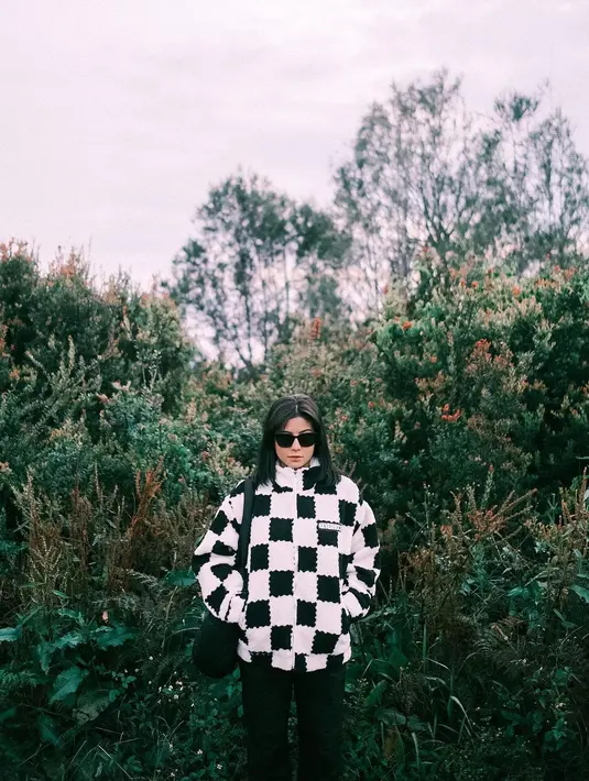 Jaket fleece menjadi lebih chic dengan motif kotak-kotak hitam-putih (Foto: Instagram @awkarin)