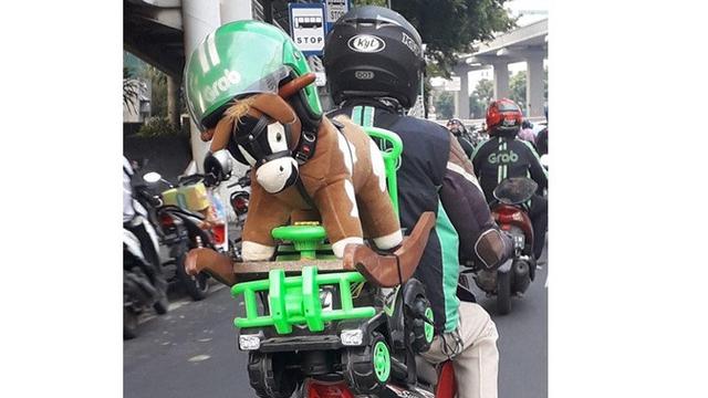 7 Potret Driver Ojek Online Bawa Barang Nyeleneh Ini Bikin Geleng Kepala