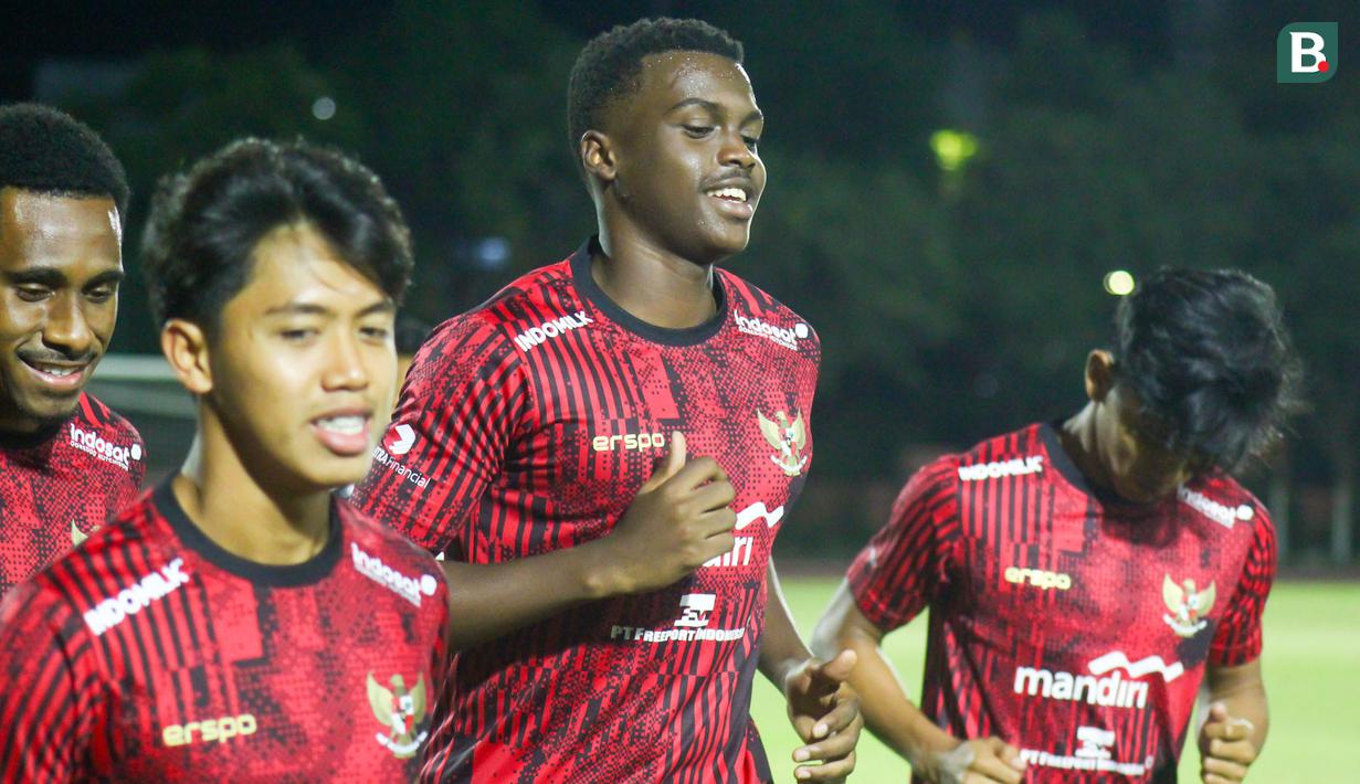 Pemain Timnas Indonesia U-19, Meshaal Hamzah Oman (tengah) bersama para pemain lainnya melakukan jogging dalam latihan terbuka perdana skuad Timnas Indonesia U-19 di Lapangan THOR, Surabaya, Kamis (11/7/2024) sebagai persiapan akhir menghadapi ajang Piala AFF U-19 2024 yang akan berlangsung pada 17-19 Juli 2024. (Bola.com/Aditya Wany)