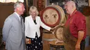 Pangeran Charles dan Istri keduanya Camilla saat melihat tempat penyimpanan minuman anggur di Seppeltsfield Winery di Australia, Selasa (10/11/2015). Pengeran Charles melakukan kunjungannya ke Australia selama beberpa hari.  (REUTERS/Daniel Kalisz)