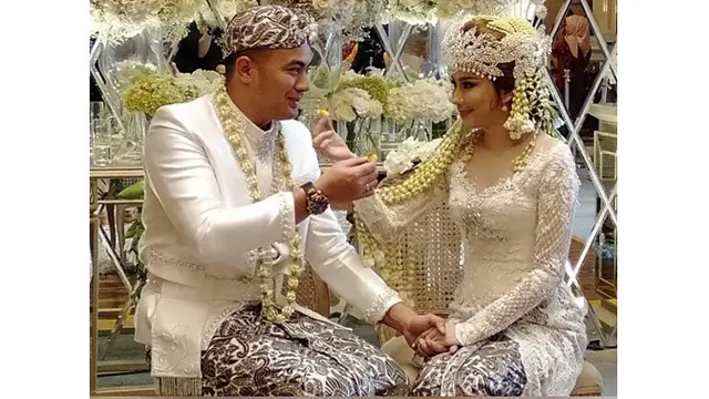 6 Momen Pernikahan Guntur Triyoga dan Apristiyah Devita, Dekorasi Serba Putih