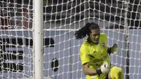 Kiper Semen Padang, Jandia, merayakan kemenangan atas PBFC melalui adu penalti pada laga semifinal Piala Jenderal Sudirman di Stadion Stadion Haji Agus Salim, Padang, Sabtu (16/1/2016). (Bola.com/Reza Bachtiar)