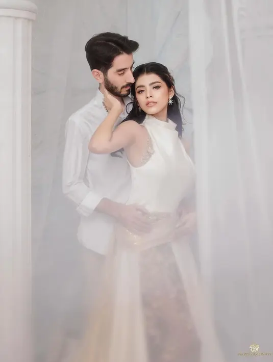 Selebgram Jharna Bhagwani yang biasa membuat konten makeup, diketahui akan segera menikah. Ia mengunggah beberapa potret momennya mempersiapkan pernikahan, mulai dari foto prewedding, pengajian, dan siraman. Cantiknya Jharna Bhagwani bak seorang peri dengan makeup flawless di photoshoot preweddingnya. [Foto: Instagram/jharnabhagwani]