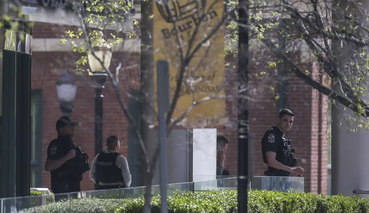 <p>Polisi Louisville mengidentifikasi penembak sebagai Connor Sturgeon, yang bergabung dengan cabang pusat kota Old National Bank sebagai karyawan tetap tahun lalu. (Matt Stone/Courier Journal via AP)</p>
