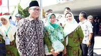 Bagi Ketua MPR RI Zulkifli Hasan, Pilkada 2015 merupakan momen demokrasi pertama di Indonesia yang dilakukan secara serentak.