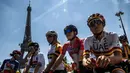 Sejumlah pebalap menunggu start saat etape pertama Tour de France Wanita 2022 yang menempuh jarak sepanjang 81,6 km dari Tour Eiffel hingga Champs-Elysees, Paris pada 24 Juli 2022. (AFP/Jeff Pachoud)