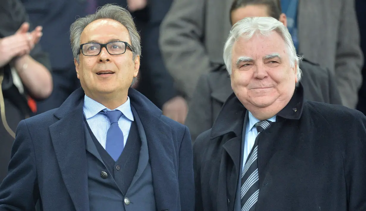 Klub lain di Liga Inggris yang dipegang oleh pengusaha Timur Tengah adalah Everton. Farhad Moshiri (kiri) mulanya hanya membeli 49,9% saham klub pada 2016. Saat ini, Farhad telah mengakuisisi sebesar 77,2% saham The Toffes. (AFP/Paul Ellis)
