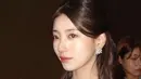 Makeup bernuansa soft peach dengan sentuhan shimmer di kelopak mata membuatnya terlihat segar dan bercahaya, sementara lipstik berwarna rosy pink memberikan kesan feminin yang lembut. [@skuukzky/@management_soop].