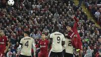 Bek Liverpool Joel Matip mencetak gol kedua untuk timnya ke gawang Ajax Amsterdam pada pertandingan kedua Grup A Liga Champions 2022/2023 di Stadion Anfield, Rabu (14/9/2022) dini hari WIB. Liverpool menang susah payah saat menjamu Ajax berkat gol menit akhir bek Joel Matip. (AP Photo/Rui Vieira)