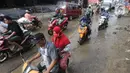 Pengendara motor menghindari lubang yang cukup dalam akibat jalan yang rusak di Jalan Raya Bojonggede, Bogor Senin (11/5/2020). Beberapa titik jalan yang menghubungkan Citayam Depok - Bojonggede Bogor mengalami kerusakan yang cukup parah sejak tiga bulan terakhir. (merdeka.com/Arie Basuki)